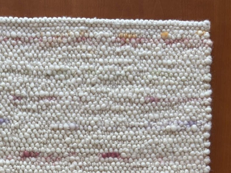 Schafwollteppich in Naturweiß mit verlaufenden Farbnoppen in Pastell