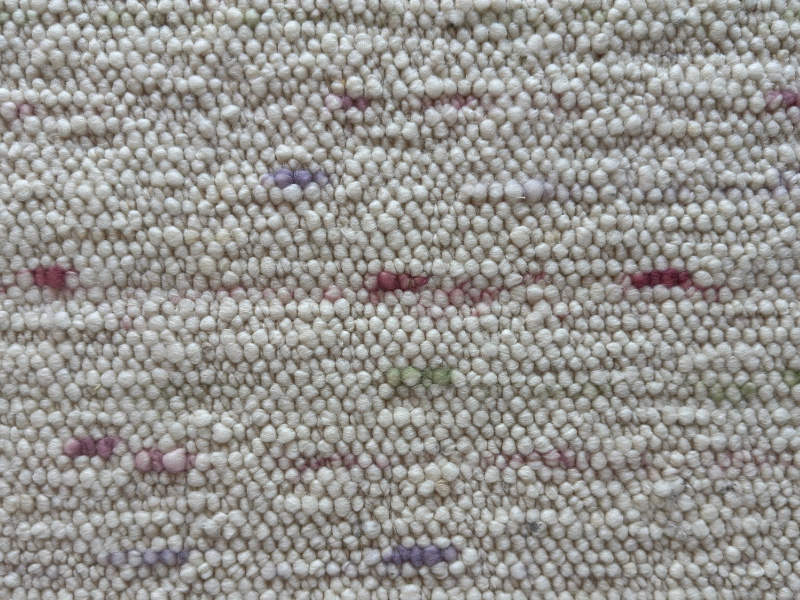 Schafwollteppich in Naturweiß mit verlaufenden Farbnoppen in Pastell