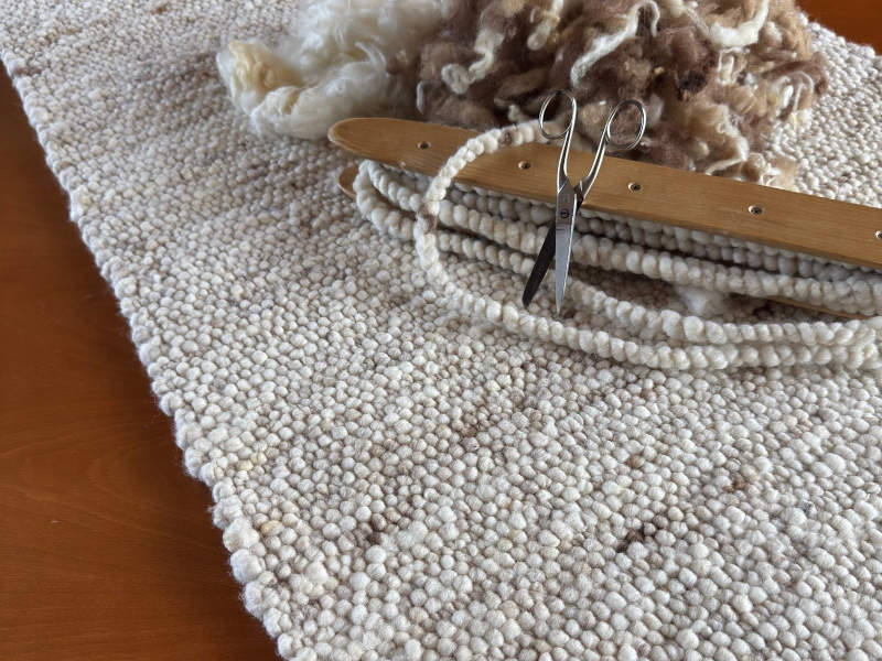 Schafwollteppich in Beige Braun und Naturweiß (Karakulwolle)
