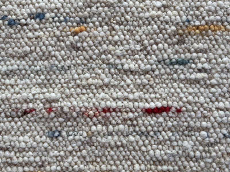 Schafwollteppich in Beige Braun und Naturweiß (Karakulwolle) mit verlaufenden Noppen in bunt