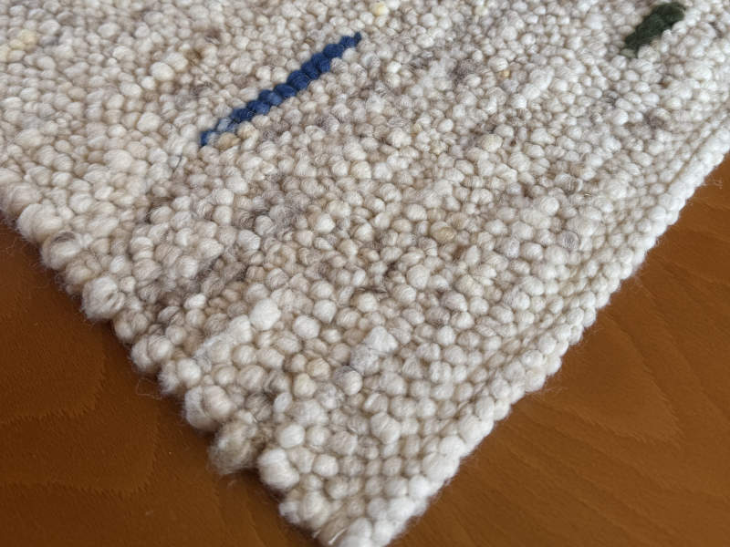 Schafwollteppich in Beige Braun und Naturweiß (Karakulwolle) mit punktartigen Noppen in kräftigen Bunt