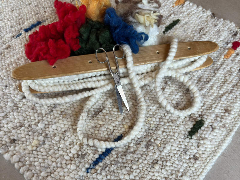 Schafwollteppich in Beige Braun und Naturweiß (Karakulwolle) mit punktartigen Noppen in kräftigen Bunt